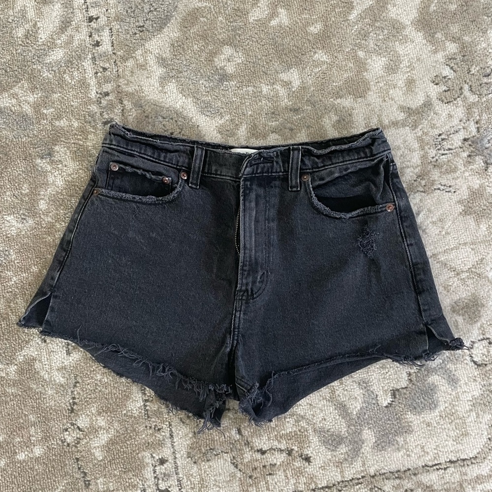 ABERCROMBIE HIGH RISE MOM SHORTS - SIZE 6